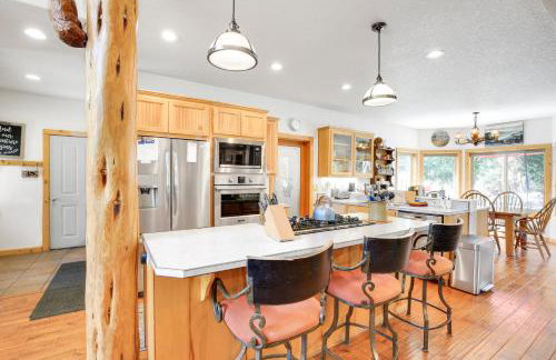 Peaceful Rhododendron Cabin with Fire Pit and Hot Tub! - Foto 8