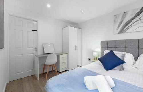 Family-Friendly 4-Bed near Parks & Transport Links - Foto 30