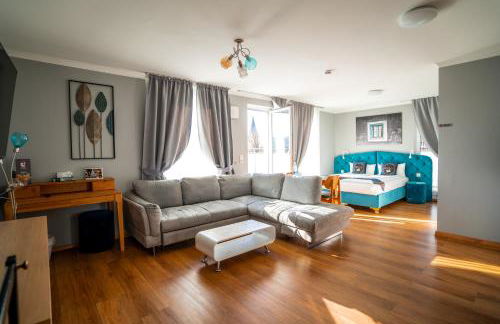 Boardinghouse City Home - Living - Photo 96