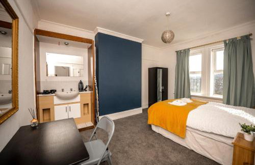 Apt - Sleeps 10 - Parking - Ideal for Contractors - Photo 15