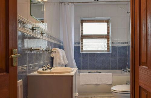 Glossoms Lodge - Photo 16