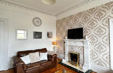 THE LAZY LION - Spacious 2 Bedroom - Town Centre Holiday Home Apartment - Photo 15