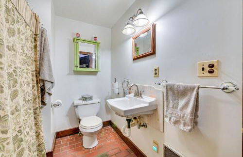 Lanesville Home with Pool Table, Bar and Deck! - Foto 14