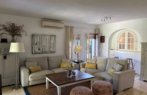 Nice villa with a garden - Photo 5
