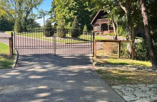 Large Log Cabin Chalet w/ Hot Tub - Horses & Lake! - Foto 37