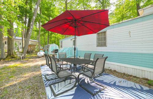 12 Mi to Skiing Manistee Lake Cottage with Fire Pit - Foto 3