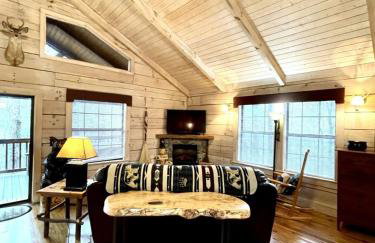 Perfectly private! Hot tub, king sized bed, grill, washer/dryer, and motorcycle friendly! Studio Cabin by RedAwning - Foto 16