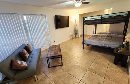 Private, Spacious, 4x Queen, 300 MBPS Internet with Backyard! - Foto 11