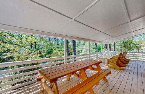 6 Mi to Lake Brookeland Home with Treehouse Vibes - Photo 4