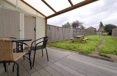 London Road Villa - Free Netflix, Private Parking, WiFi & Private Garden - Photo 15