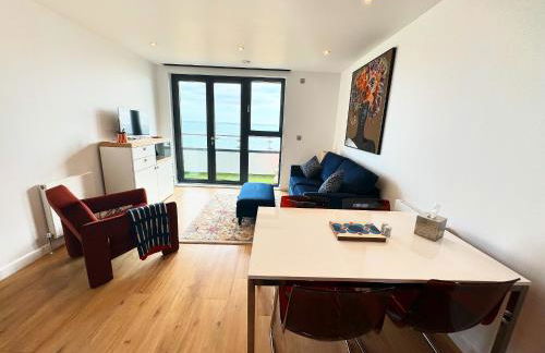 Stunning Beach Front Apartment with Sea views, FREE Parking & Balcony - Foto 17