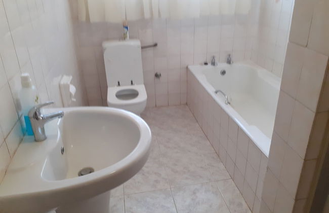 Charming 6-bed House With Swimming Pool in Harare - Foto 21