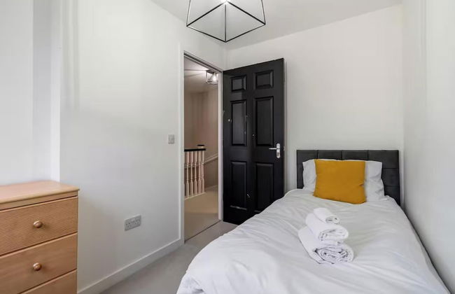 Charming 3 Bed Home in Stepps, Glasgow - Garden & Patio - Photo 9