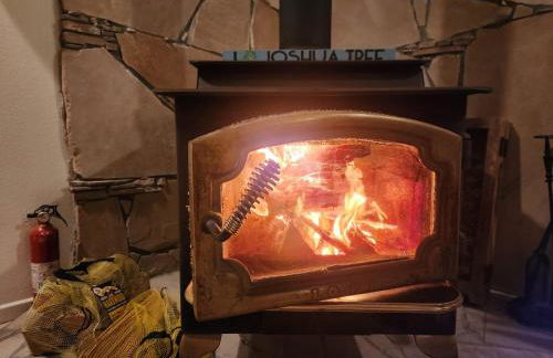 Epic Views, Huge House, Acres of J-Trees to explore, Hot Tub, Pool, AC, and Mini-Golf - Foto 25