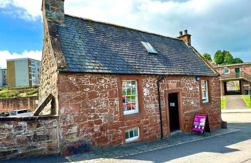 Stunning Period Townhouse with Garden, Walking Distance to Town - Photo 54