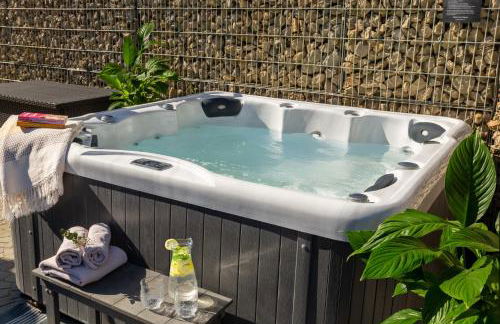 Spacious Home Sauna Hot Tub Pool Patio BBQ - Photo 6