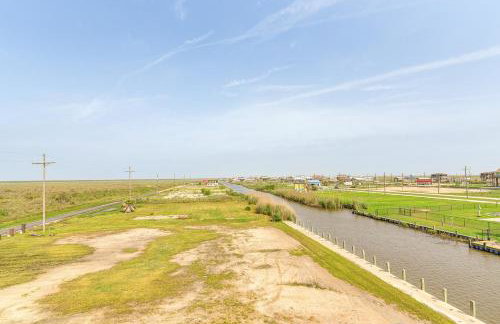 Canal-Front Coastal Getaway in Gilchrist with Deck - Foto 30
