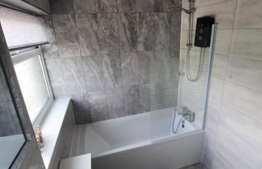 Entire House - Cheshire Oaks/Ellesmere Port - Foto 4