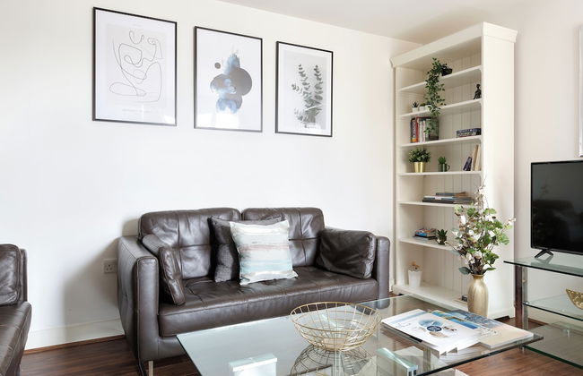 Sophisticated 2 Bed Flat with Balcony in Acton - Foto 10