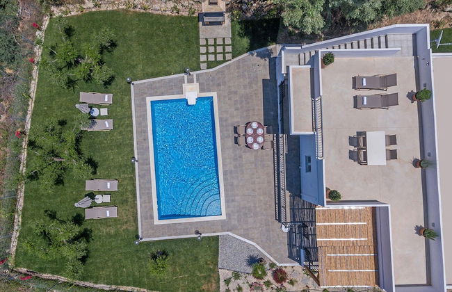 Villa Guinevere-with Private Pool - Photo 37