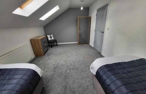 4 Bedroom Home Tameside Greater Manchester Sleeps 8 - Foto 12