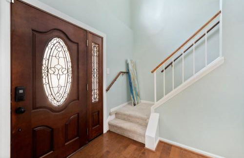 Spacious 4BR House Sleeps 9 Outdoor Lounge with Fire Pit plus Games - Foto 77