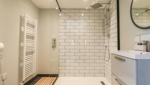 Artists Hideaway - Photo 5, Shower