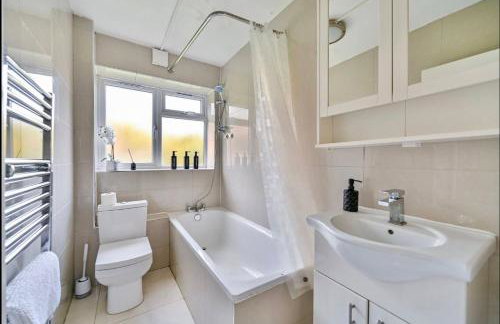 Serene 2 Bedroom Flat Free Off-Street Parking 1 ELWB Van Close to Tube - Foto 4