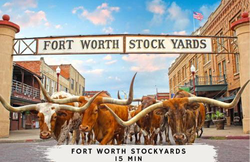 Modern Comforts & Classic Charm w Pool 5BD - Foto 45