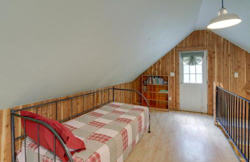 Riverfront Briceville Cabin with Patio and Fire Pit! - Foto 14