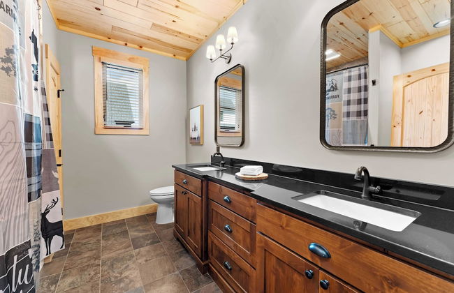 Black Bear Lodge by Avantstay Lakefront, Dock, Pool, Theater Sleeps 20+ - Foto 49