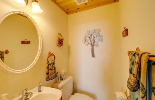 Smoky Mountain Vacation Rental with Large Deck! - Foto 27