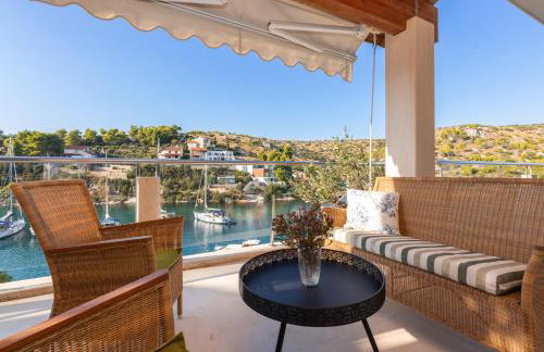 VILLA PHILIPPA - luxurious five-room villa - idyllic location - first row to the sea - spectacular view of the sea bay - unforgettable sunsets - 15 minutes from Supetar ferry port - free parking - private heated pool - Foto 36
