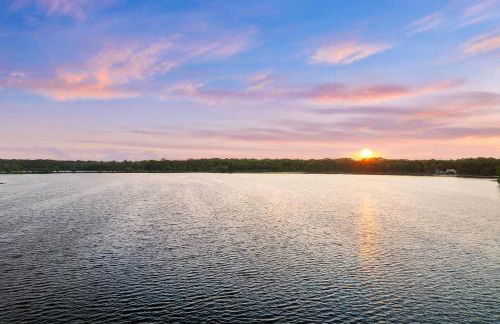 Lakehouse with Boats, MiniGolf, Sauna, HotTub, Swings and Playground! - Foto 68