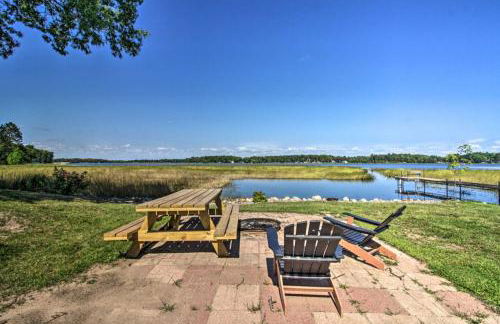 Lakefront Retreat with Dock and Game Room and Deck - Foto 1