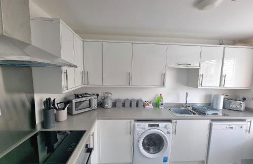 Stylish Spacious 4 Bed Townhouse near station with Parking & High Speed WiFi - Foto 6