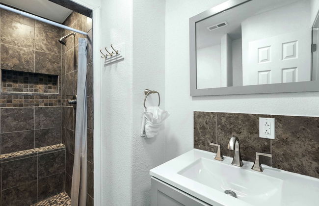 White Oak Landing Spacious 6 BDR w/ Boat Slip! - Photo 26