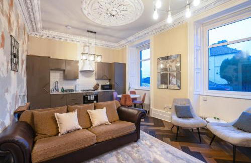 Cosy 2-Bed Flat with Free Parking-by Holiday Homes - Foto 5