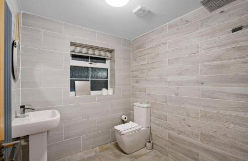 Spacious Modern 4BR Home 2 Luxury Bathrooms Private Parking Near M54, M6, JLR & WV1 - Foto 31