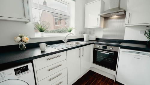 Spacious and Bright 2 Bedroom Ground Floor Apartment 5 min walk from town centre with Free Parking Business and Leisure by Jesswood Properties - Foto 3