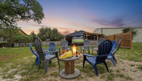 Game Barn, Cowboy Pool, 17ft Movie Screen - sleeps 10 - Photo 2, Garden
