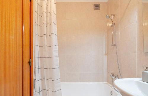 Bright Flat with Balcony & Garage by HostWise - Foto 35