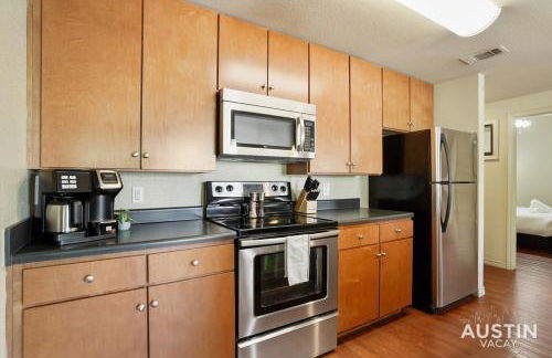 Dual Urban Oasis 8BR in Vibrant North Loop Hub - Foto 27