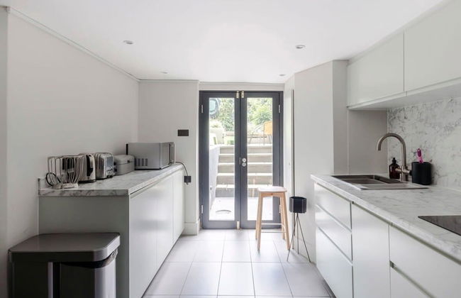 Stylish Georgian Townhouse w Sun Terrace Garden - Photo 13