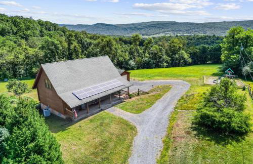 Mountain Escape on 6 acres w Hot Tub & Privacy - Foto 1