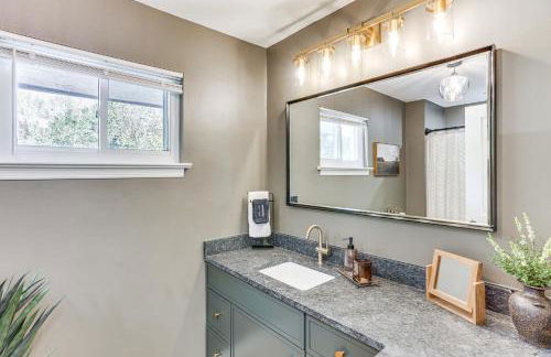 Modern Retreat with Fire Pit Near Harrison Bay! - Foto 11