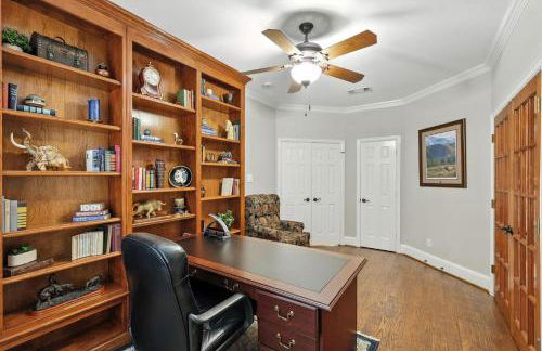 Lewisville Luxe Pool Getaway - Patio BBQ TV Room - Foto 19