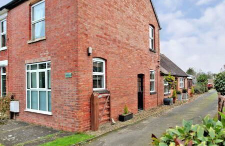 Lovely Comfortable 3 Bed Home, Worcester - Photo 28