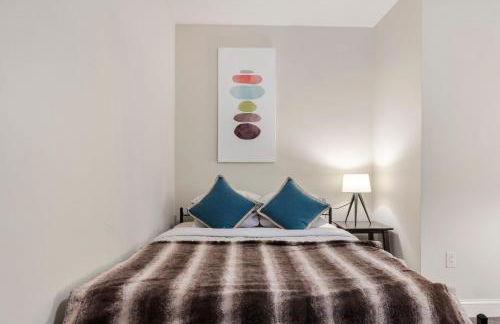 Sleeps 4! 2BR, Gym, Paid Parking, Close to Major Attractions - Foto 39