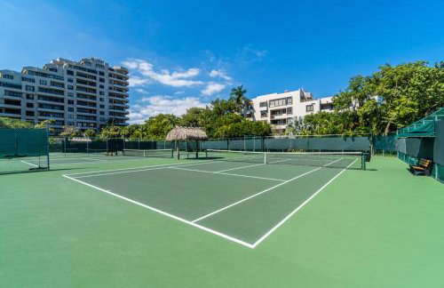 Tropical Retreat with Beach Resort Amenities - Foto 8